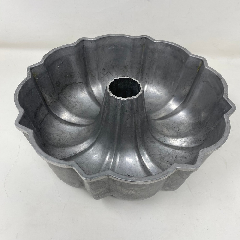 Northland Aluminum Products Unisex 10.5in Bundt Pan Silver Cast Aluminum Vintage